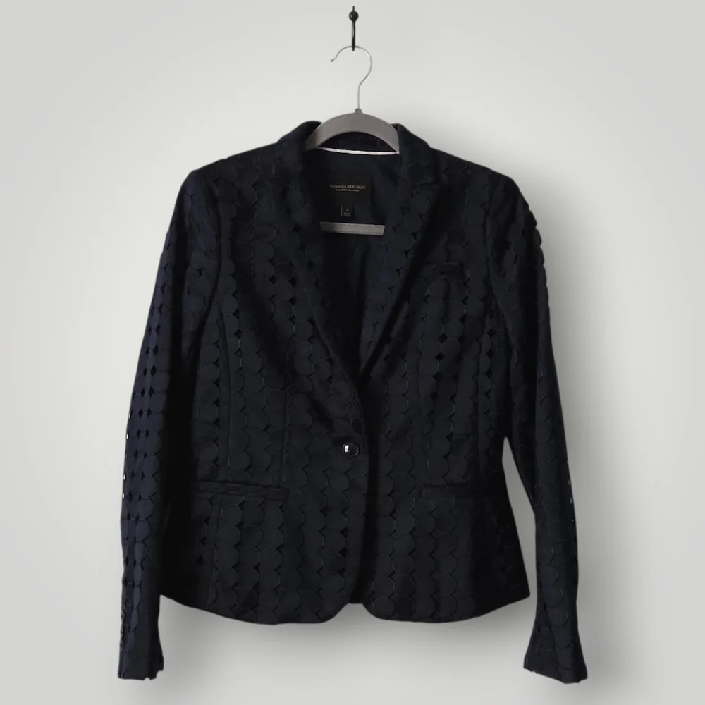 Banana Republic Classic Blazer‎ 4 Navy Quiet Luxury Circle Eyelet Lace Overlay